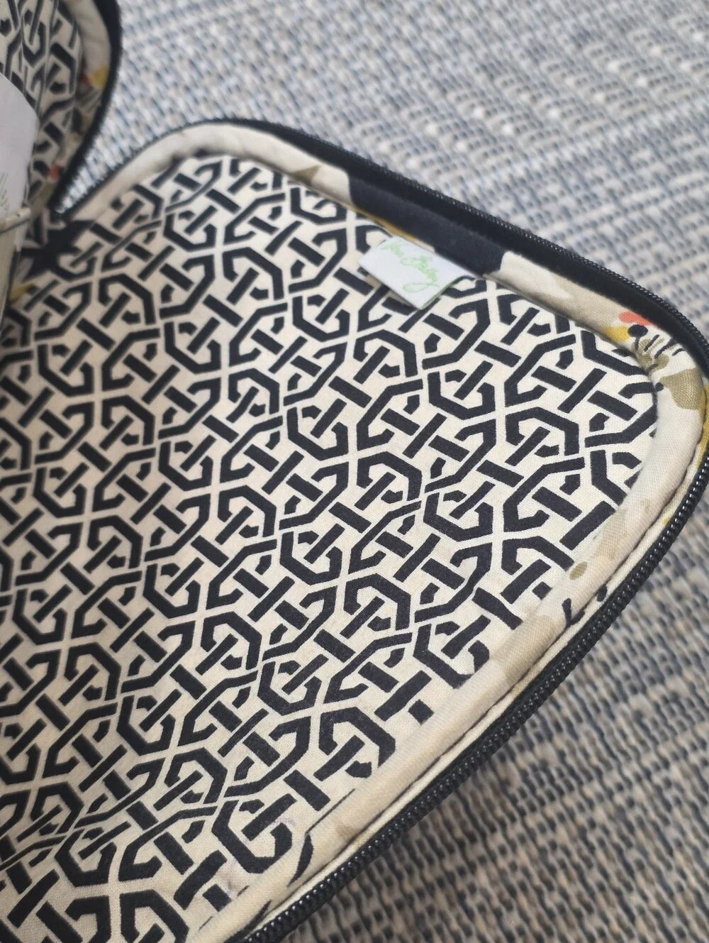 Vera Bradley Dogwood Print Cushioned Ipad Notebook Case Yellow Black Floral